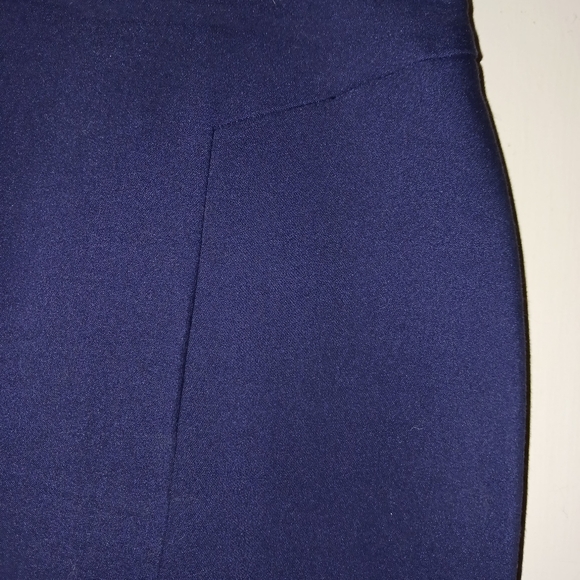 Business professional "at the knee" navy skirt. - Picture 3 of 3